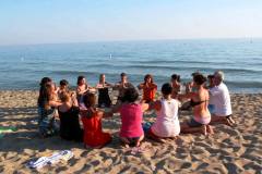 immagine-_shiatsu-_saluto-in-riva-al-mare-_giu.2013-_DOC